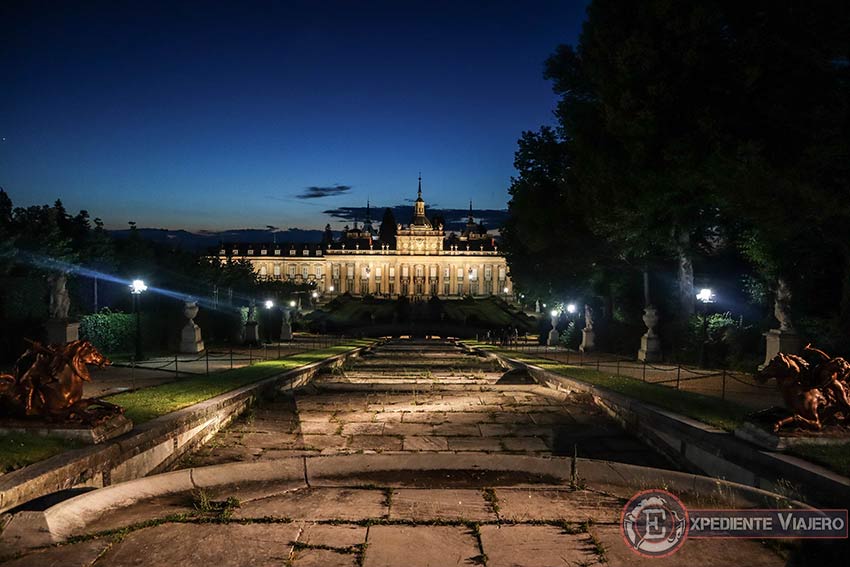 Visita nocturna de las fuentes de La Granja: palacio iluminado