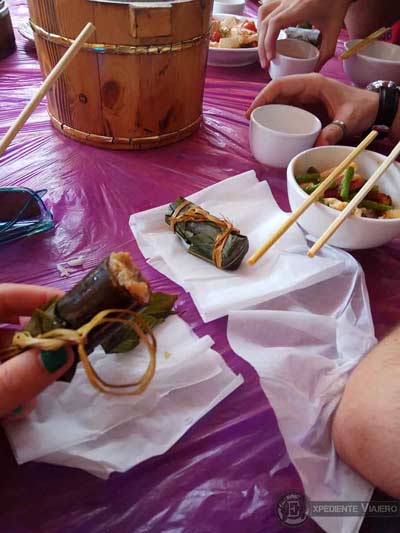 Comiendo el típico arroz al vapor hecho en bambú en los arrozales de Guilin