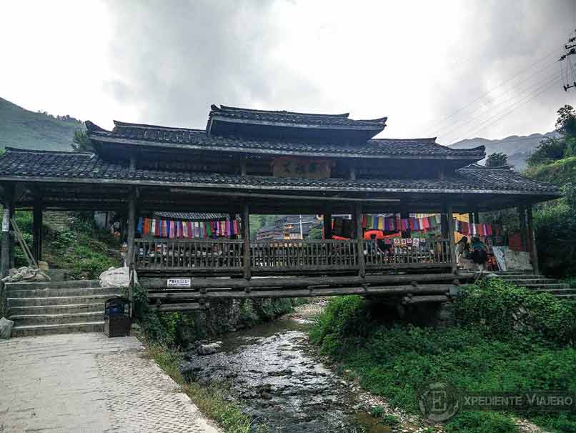 Puente en un poblado de los arrozales de Guilin