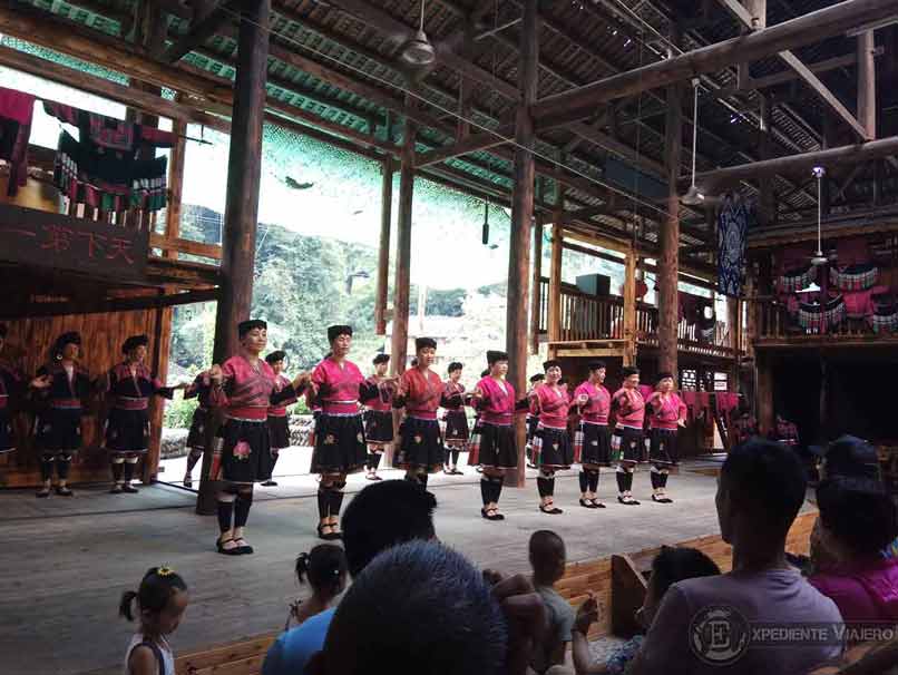 Espectáculo de danza de las mujeres Yao al visitar los arrozales de Guilin