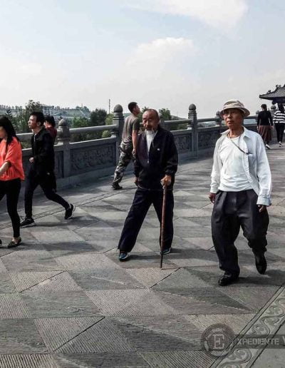 Gente local en las Grutas de Yungang de Datong