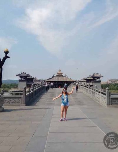 Puente al inicio del Templo Lingyan en las Grutas de Yungang de Datong