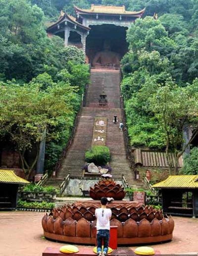 Visita el Gran Buda de Leshan: flor de loto y escaleras en el Oriental Budda Park