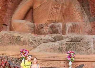 Buda en lo alto de unas escaleras en el Oriental Buddha Park al visitar el Gran Buda de Leshan