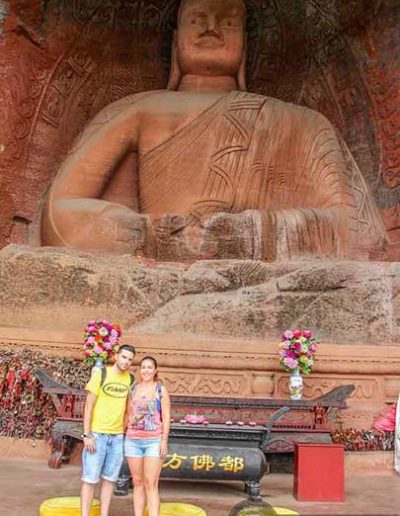 Buda en lo alto de unas escaleras en el Oriental Buddha Park al visitar el Gran Buda de Leshan