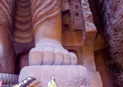 Pie del Pharmacist Buddha al visitar el Gran Buda de Leshan