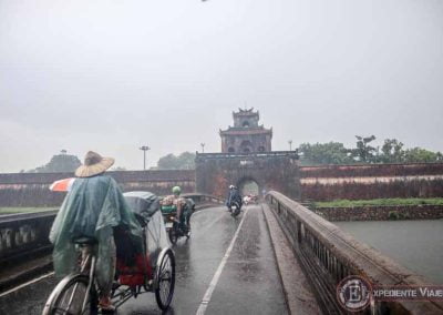 Qué ver en Hue lloviendo con la puerta de la Ciudad Imperial