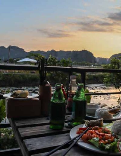 Qué hacer en Tam Coc: atardecer en la terraza del restaurante