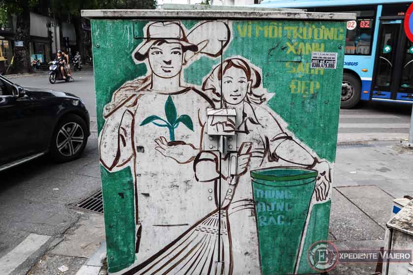 Dónde alojarse en Hanoi. cartel callejero cerca del barrio de Hai Ba Trung