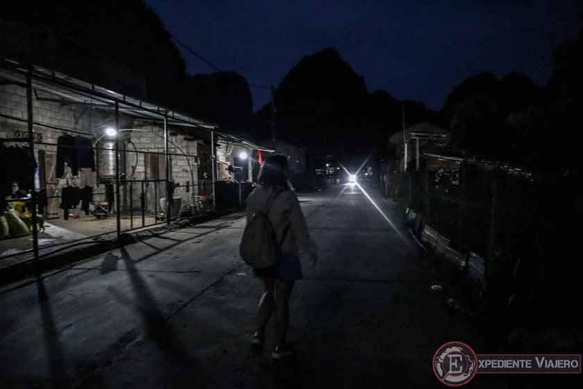 Paseando por la noche en una aldea junto a Ban Gioc