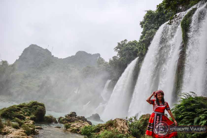 Mujer con ropa tradicional en las cascadas de Ban Gioc