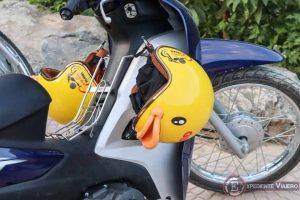 Casco de moto de pato en el Ha Giang Loop