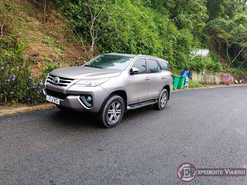 Coche en el Ha Giang Loop