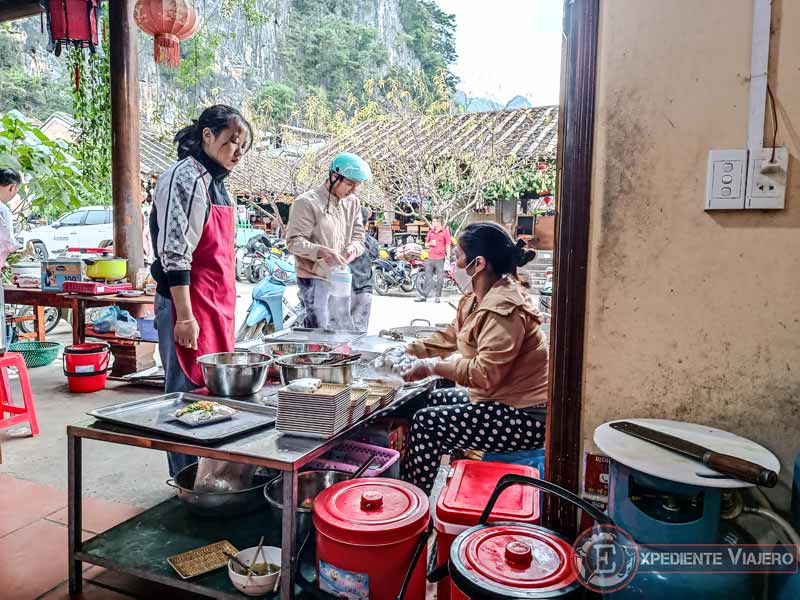Mujer preparando el desayuno local en el Ha Giang Loop