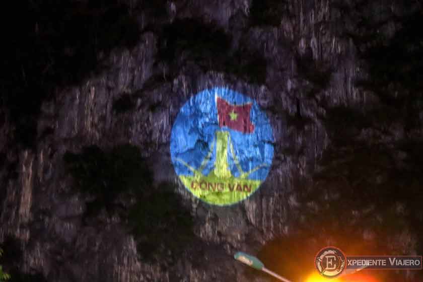 Proyección sobre una montaña de Dong Van en el Ha Giang Loop