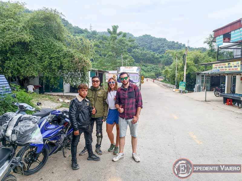 Despidiéndonos de nuestros easy riders el tercer día del Ha Giang Loop