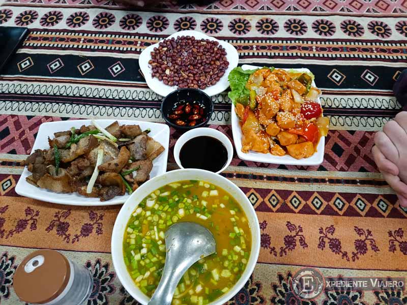 Cenando en Meo Vac durante el Ha Giang Loop