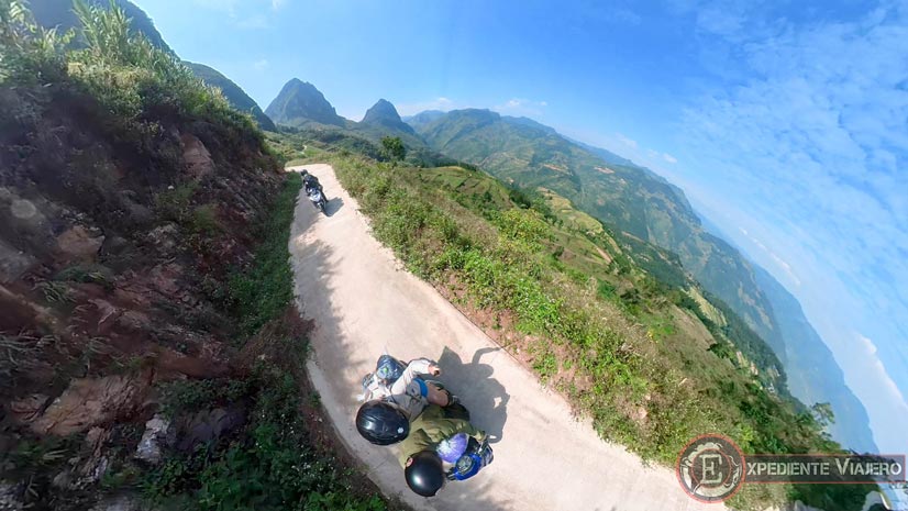 Por la carretera de montaña en moto durante el Ha Giang Loop