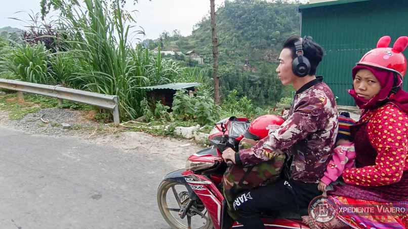 Familia vietnamita en moto en el Ha Giang Loop