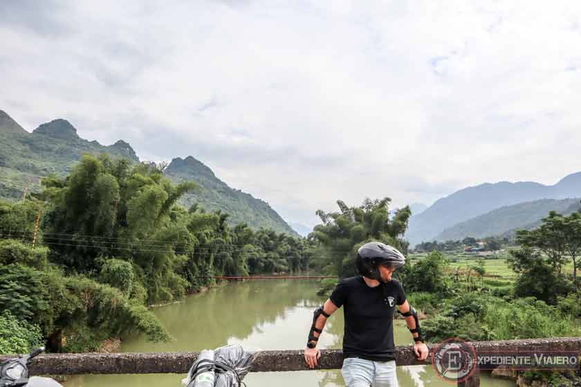 Puente sobre un río al recorrer el Ha Giang Loop