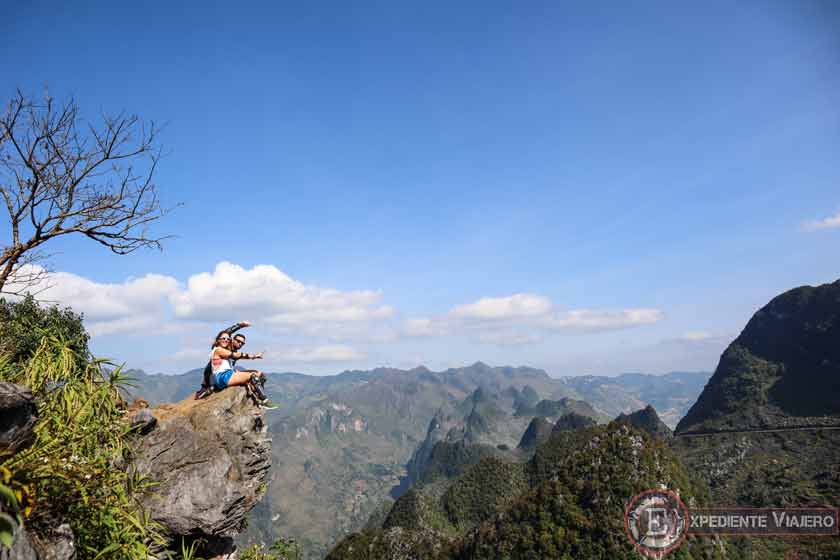 Piedra que se asoma al vacío en el Ha Giang Loop