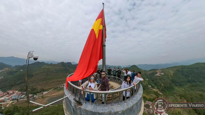 Bandera en lo alto de la torre en Ha Giang Loop