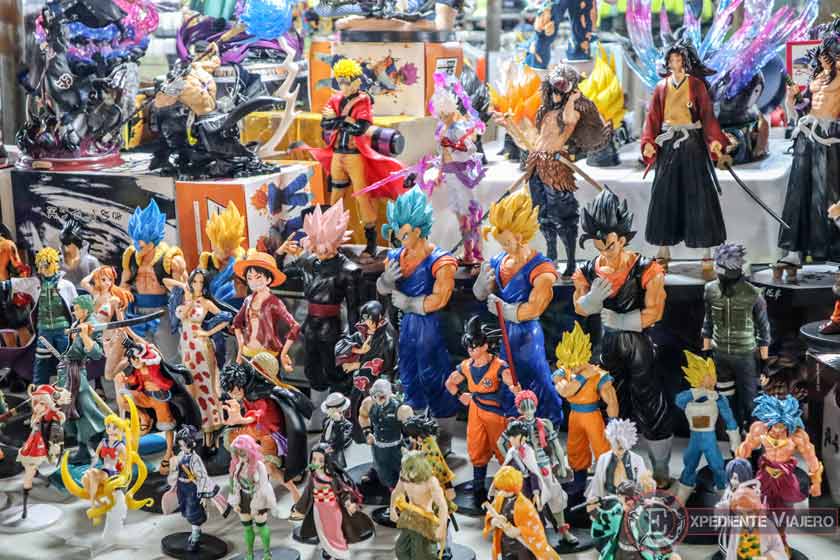 Figuras de Dragon Ball en el mercado nocturno, algo que ver en Hanoi en 2 días