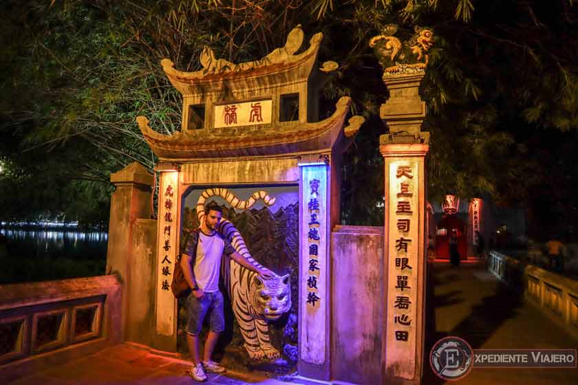 Qué ver en Hanoi en 2 días: tigre en la puerta del Templo Ngoc Son