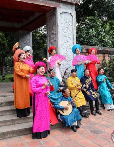 Grupo cantando en el Templo de la Literatura, algo que ver en Hanoi en 2 días