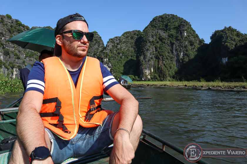 Qué hacer en Tam Coc: con el chaleco en el paseo en barca