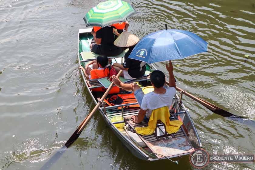 Qué hacer en Tam Coc: paseo en barca remando con los pies