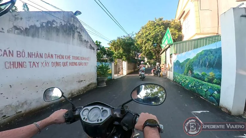 Foto recorriendo los alrededores de Tam Coc en moto