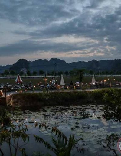Qué hacer en Tam Coc: terraza y puente del restaurante con las mejores vistas