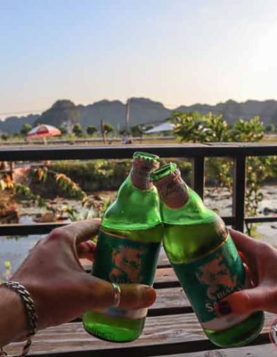 Tomar algo en el restaurante con mejores vistas, una de las cosas que hacer en Tam Coc