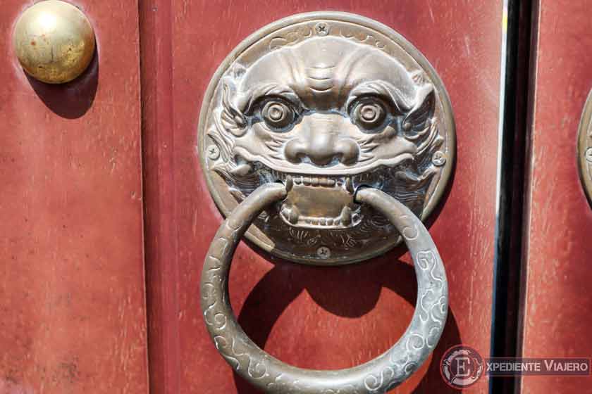 Qué hacer en Tam Coc: detalle de la puerta del Thai Vi Temple