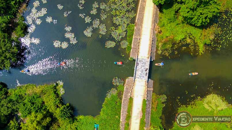 Qué hacer en Tam Coc: puente y río visto desde el drone