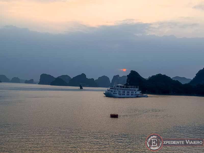 Amanecer en el crucero en Halong Bay