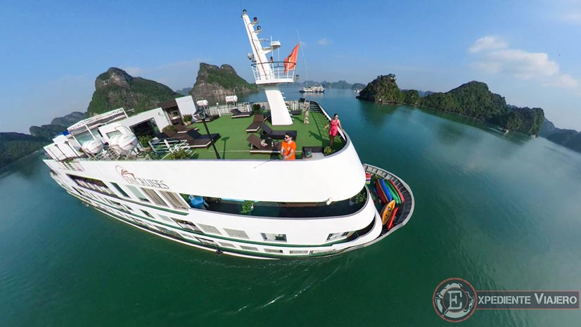 Vistas desde la cubierta del crucero en Halong Bay