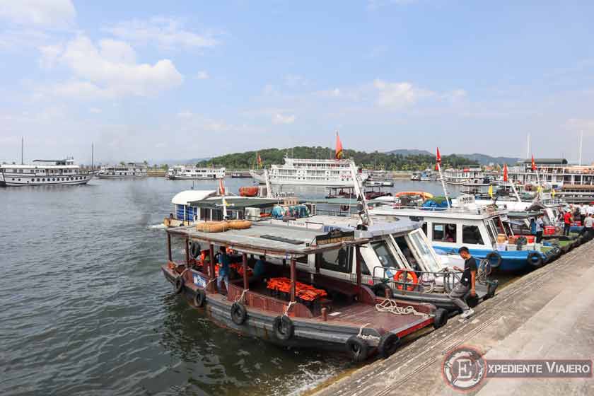 Embarcaciones en el puerto para ir al crucero en Halong Bay
