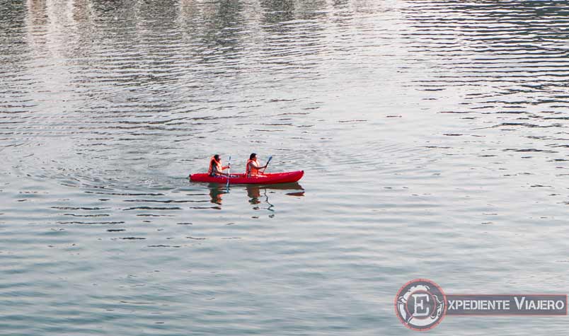 Kayak como actividad en el crucero en Halong Bay