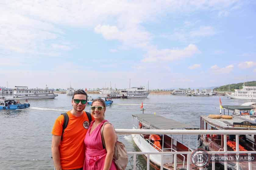 En el puerto esperando para coger el crucero en Halong Bay