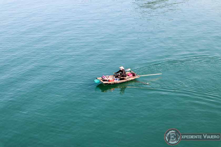 Embarcación de vendedores en el crucero en Halong Bay
