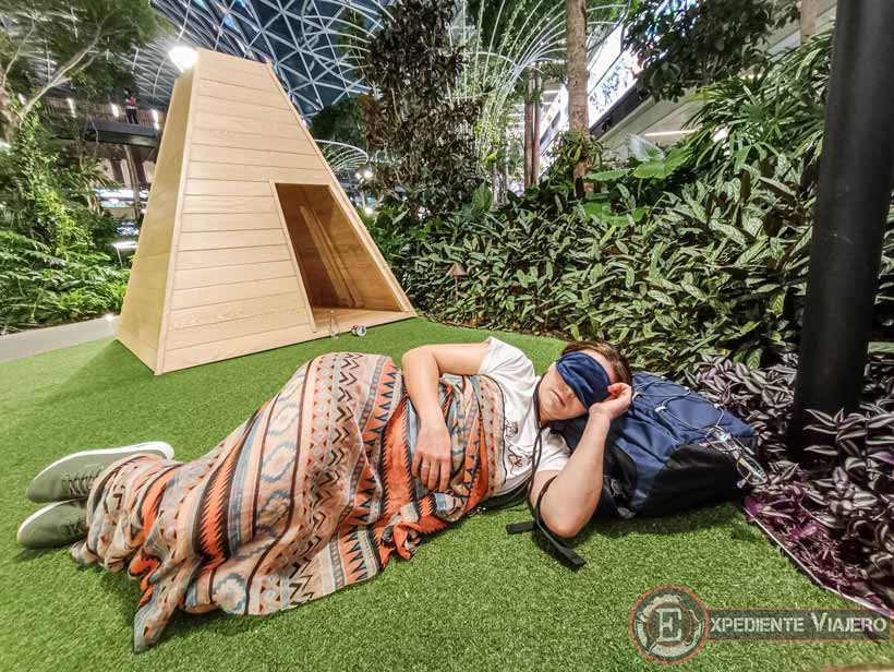 Durmiendo en el suelo en la escala en Doha