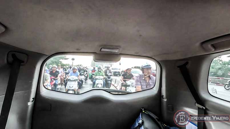 Tráfico desde el taxi camino al aeropuerto antes de hacer la escala en Doha