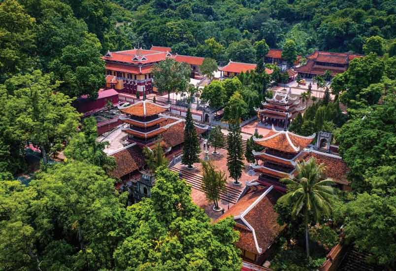 Vista aérea de la Pagoda del Perfume en las excursiones desde Hanoi