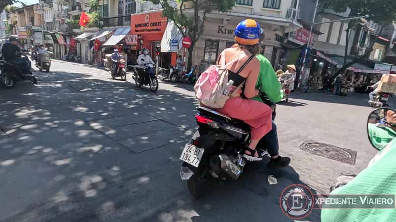 Montados en las moto Grab de Hanoi, algo que hacer en Hanoi en 2 días