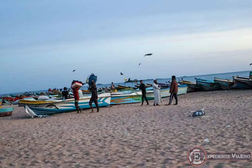 Pescadores en la playa de Trincomalee en Sri Lanka
