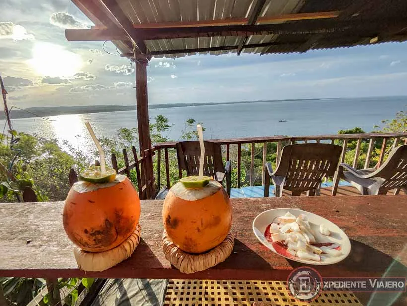 Bebiendo cocos en una terraza con vistas de Trincomalee en Sri Lanka