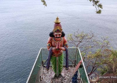 Estatua en el acantilado del Templo Koneswaram de Trincomalee en Sri Lanka