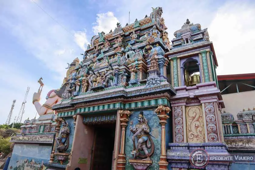 Fachada de la entrada del Templo Koneswaram de Trincomalee en Sri Lanka